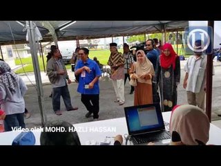 Budiman sekeluarga buang undi di SK Sungai Limau