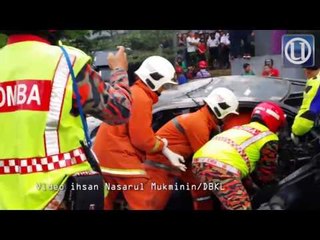 Pemandu kereta maut langgar plaza tol