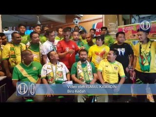 Penyokong Lang Merah membotakkan kepala zahir sokongan