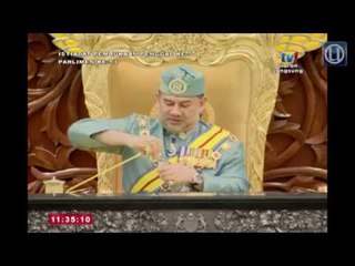Agong buka sendiri botol air minuman semasa rasmi Penggal Kelima Parlimen Ke-13