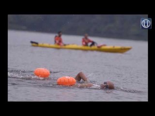 Peserta Oceanman berenang untuk orang utan