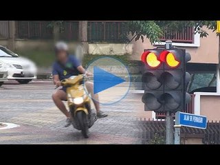 Tanpa rasa bersalah penunggang motosikal terus langgar lampu isyarat