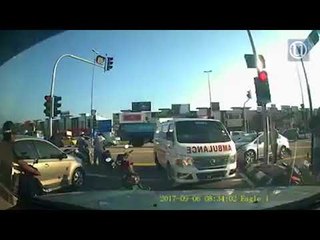 Ambulan dilanggar kereta gagal berhenti di persimpangan
