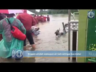 Enggan pindah walaupun air naik setinggi dua meter