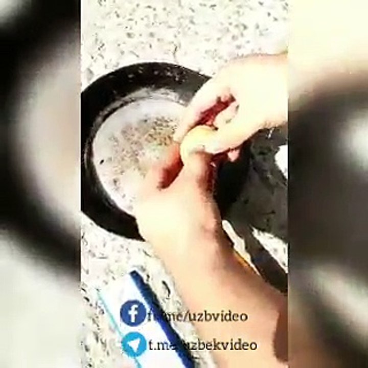 ВИДЕО: В Узбекистане в эти дни так жарко, что люди готовят яичницу прямо на солнце...