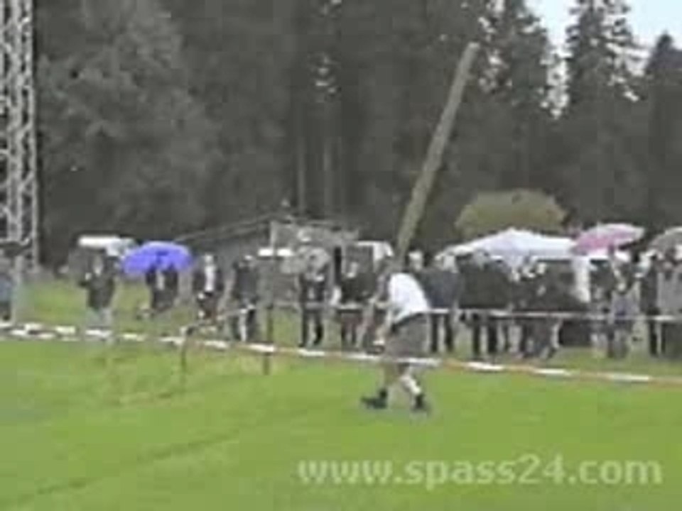 Régis fait du lancer de tronc