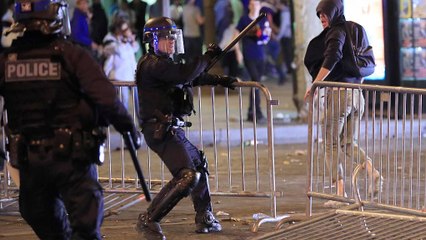 Affrontements sur les  Champs-Élysées