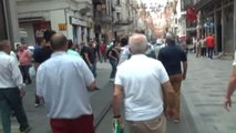 İstiklal Caddesi'nde Turistlerin Tekme Tokat Kavgası Kamerada