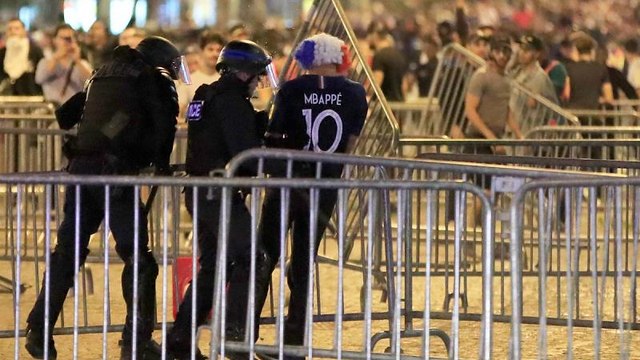 Celebrações e violência mancham celebrações em França