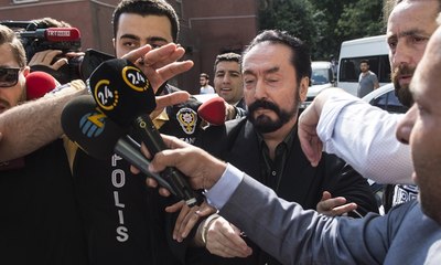 Hastane bahçesinde Adnan Oktar'a tepki