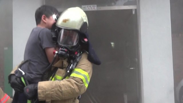 아파트 지하창고 불...주민 16명 연기 마셔 / YTN