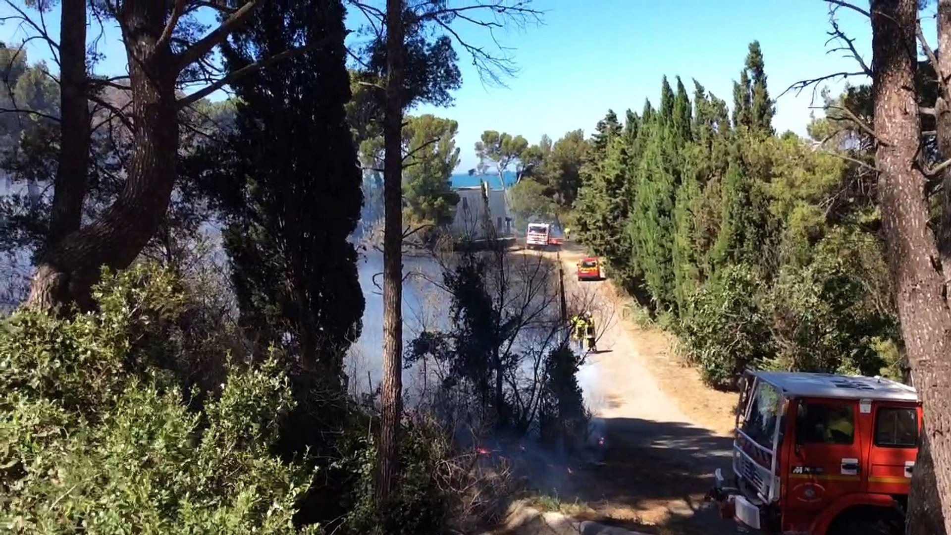 Port de Bouc. Le feu près du camping de la Mérindole - Vidéo Dailymotion