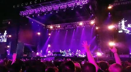 Nick Cave 17 yıl sonra İstanbul'da hayranlarıyla buluştu