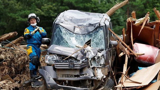 Autoridades japonesas iniciam operações de limpeza