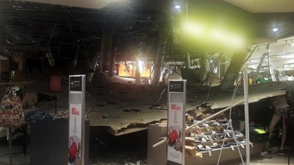 수원 NC백화점 천장 '폭삭'..."다친 사람 없어" / YTN