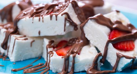 طريقة عمل فادج الفراولة المغطاة بالشوكولاته