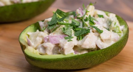 طريقة عمل الأفوكادو المحشي بسلطة الدجاج