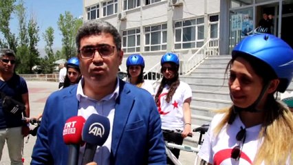 Kadın bisikletçiler için pedal çeviriyorlar