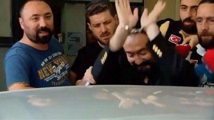 شاهد: لحظة اعتقال داعية تلفزيوني تركي اشتهر بظهوره مع راقصات في ملابس فاضحة