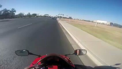 Un homme arrive à prendre son bus grâce à un motard sympa !