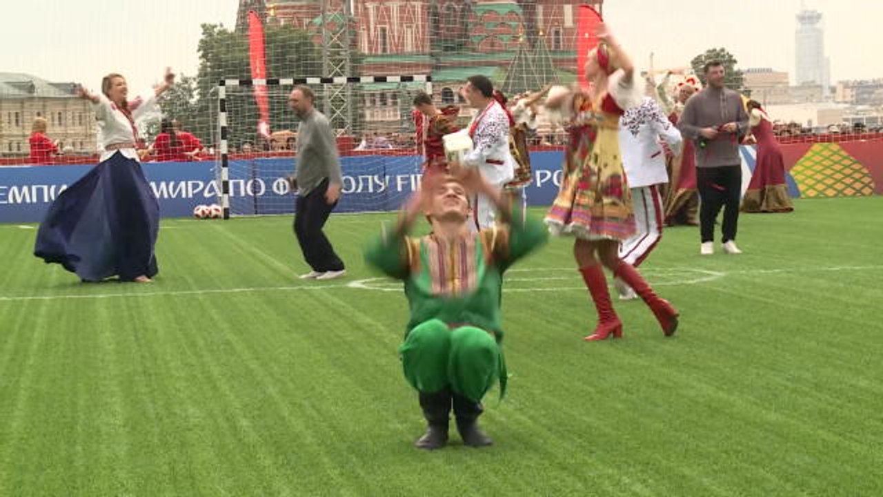 Ces danseurs mélangent folklore russe et football !