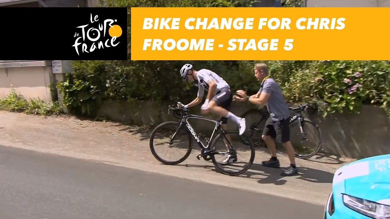 Changement de vélo pour / Bike change for Chris Froome - Étape 5 / Stage 5 - Tour de France 2018