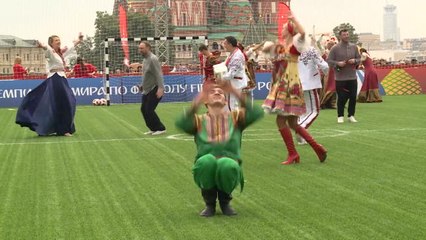 Ces danseurs mélangent folklore russe et football !