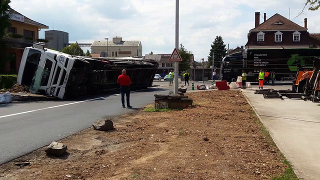Levage du semi remorque accidenté à Erstein