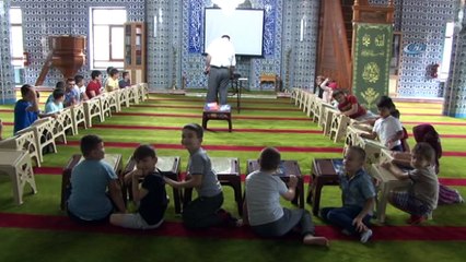 Projeksiyon cihazı çocuklara camiyi sevdirdi