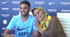 Manchester City'nin Yeni Transferi Riyad Mahrez, İmza Törenine Annesiyle Birlikte Çıktı