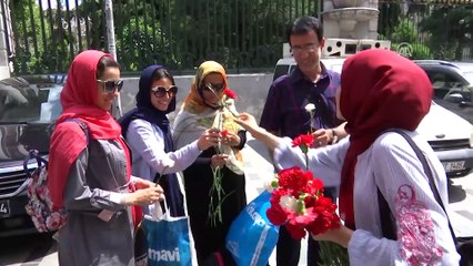 Srebrenitsa için karanfil dağıttılar - İSTANBUL