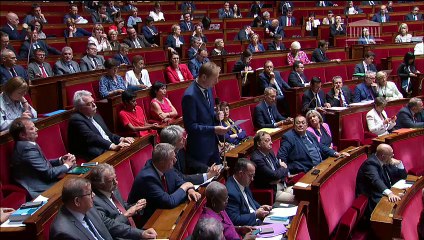 Le député pointe notamment des "incohérences entre les discours et les actes".
