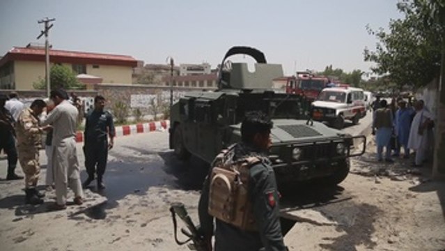 Dos atacantes abatidos y 11 funcionarios muertos en asalto a oficina afgana