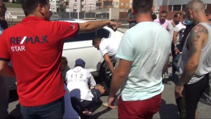 Motosiklet Park Halindeki Otomobilin Altına Girdi: 1 Yaralı