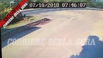 VIDEO : l'accident de scooter de Georges Clooney en Italie