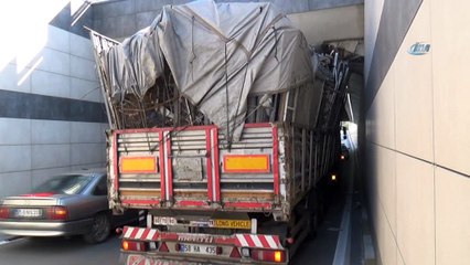 Hurda yüklü tır alt geçitte sıkıştı