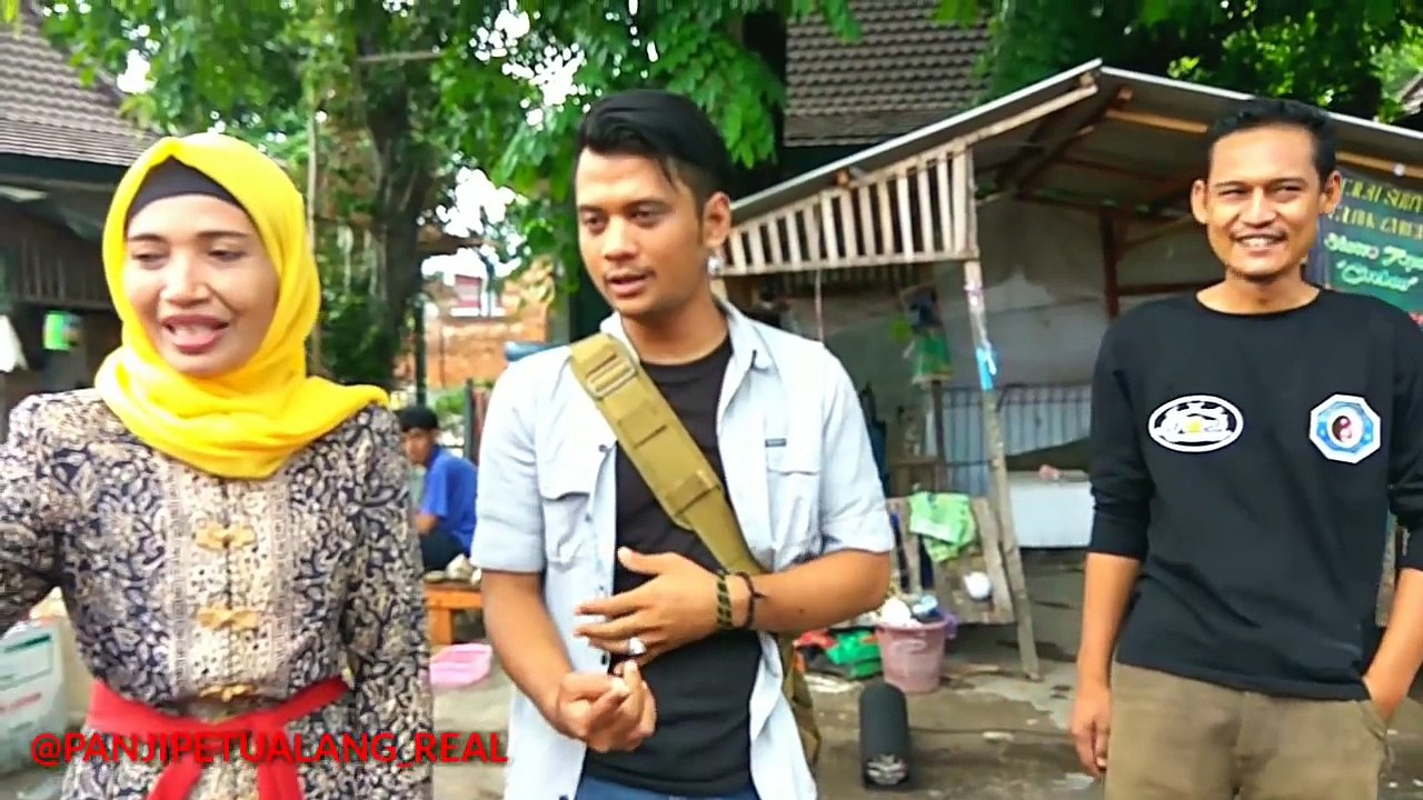 Cuma ada di Cirebon.. tarian ini nama nya tari Panji 