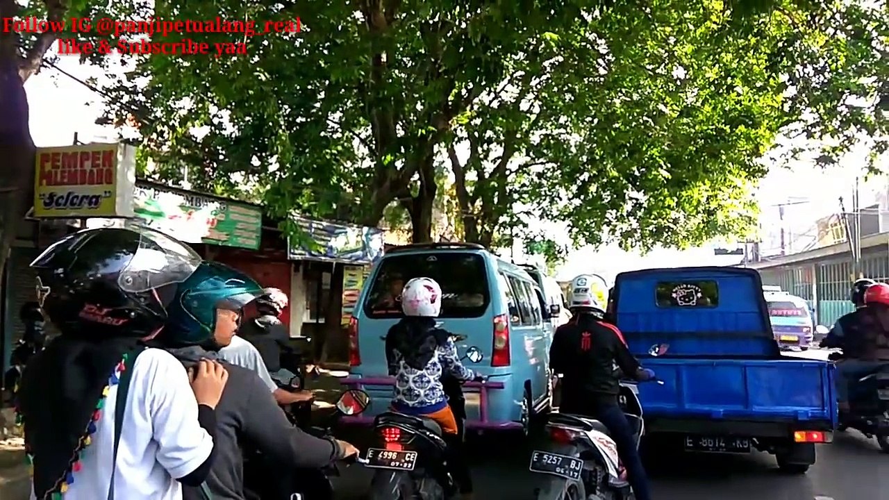 Rumah potong Ular di Cirebon sampai nyicip nasi Jamblang yang lezat.