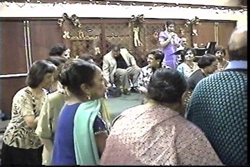 Ras Ramava Aao Ras Ramava - By Chitralekha Dixit