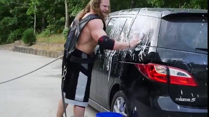 Il tracte sa voiture à mains nues pour la nettoyer !