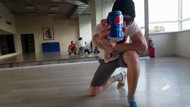 Equilibre sur la tête sur une canette de pepsi !