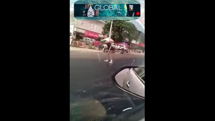 Chaussures collées sur le bitume fondu sur la route il est coincé !