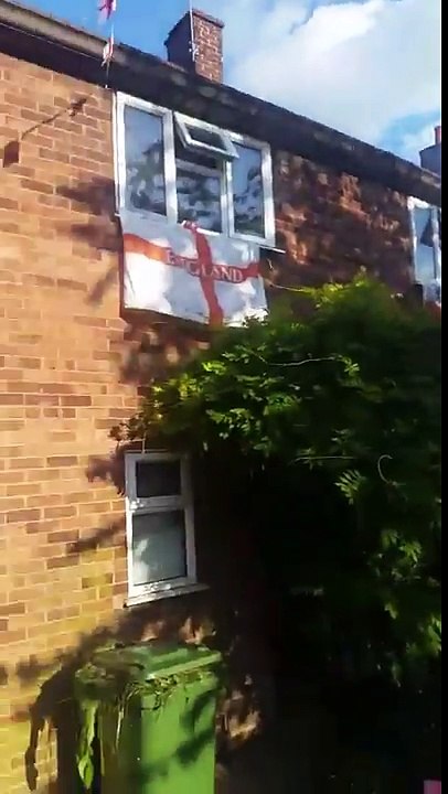 Ce fan Anglais a couvert sa maison de drapeaux de l'Angleterre !