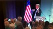 US-Präsident Donald Trump umarmt die US-Flagge 