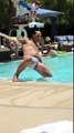 Un homme saoul fait de drôles de mouvements à la piscine