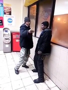 2 gars bourrés essaient de se cogner dessus... Pas simple