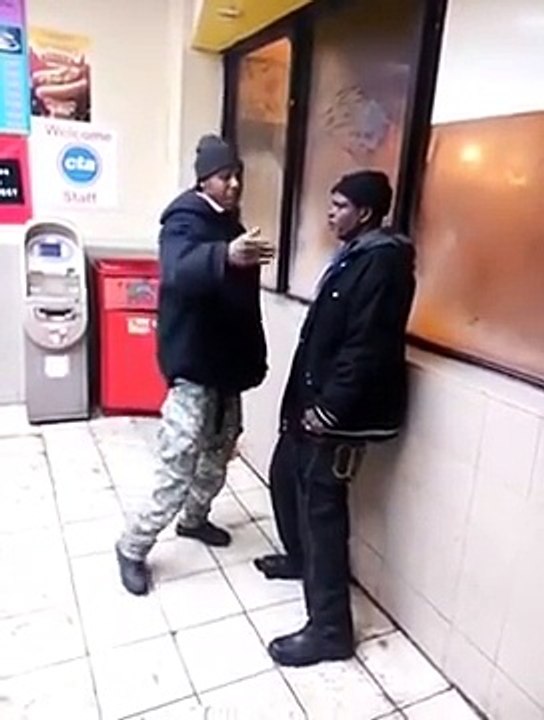 2 gars bourrés essaient de se cogner dessus... Pas simple