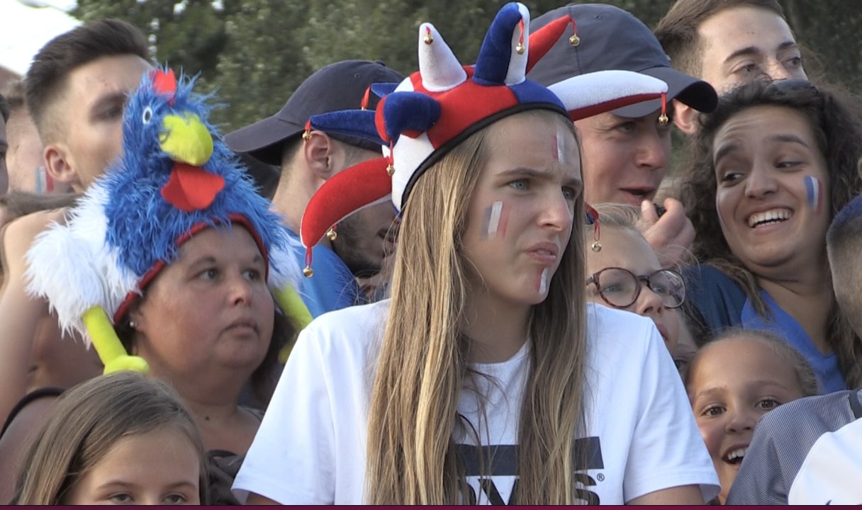 Info/Actu Loire Saint-Etienne - A la Une : la Loire bouillonne apres la victoire des bleus : Saint-Just-Saint-Rambert a accueilli 2000 personnes dans sa fan zone qui retransmettait france-belgique.