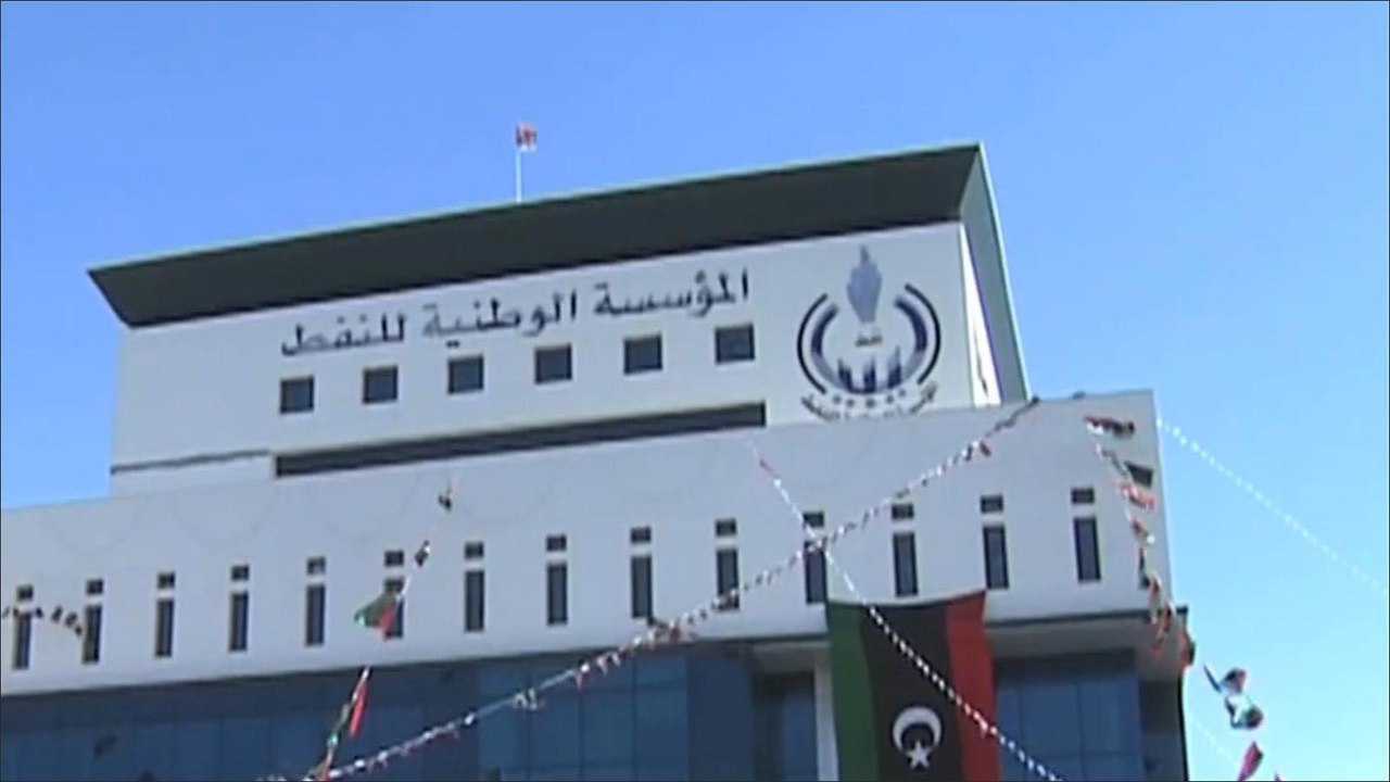 حفتر يسلم إدارة موانئ النفط لحكومة الوفاق