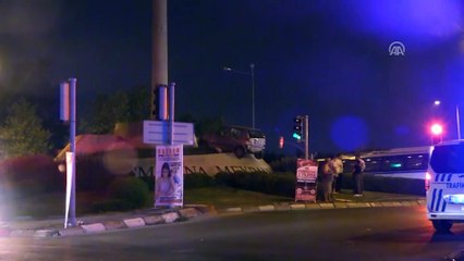 Kaza yapan otomobil anıtın kaidesine çıktı - İZMİR